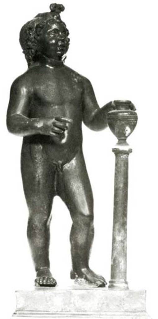 Villa dei Papiri, Herculaneum. Atrium. Bronze statue of cupid with left hand on vase found in 1754 round the impluvium.
Now in Naples Archaeological Museum. Inventory number 5029.